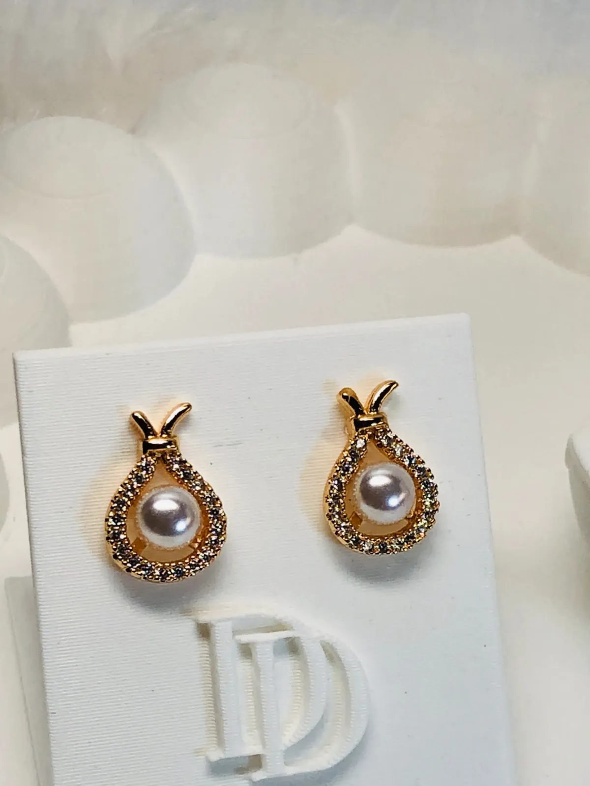 Dewdrop pearl stud