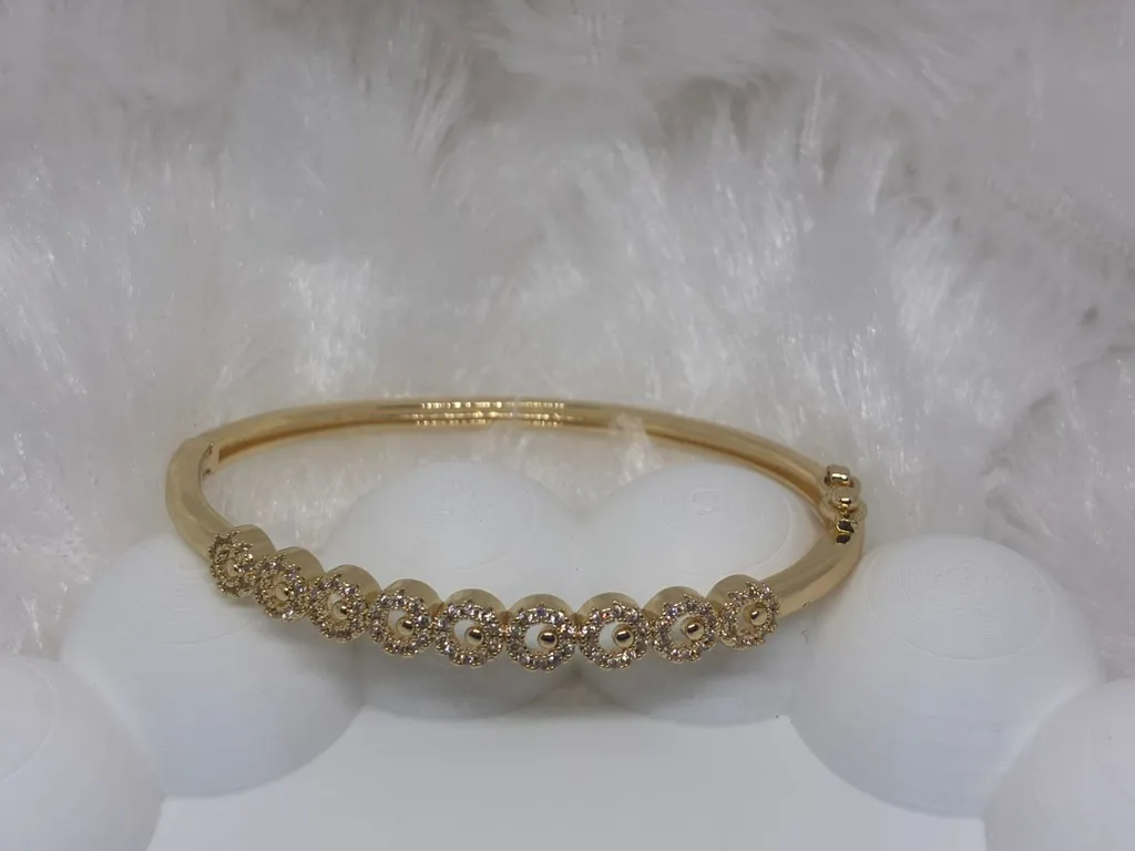 Kada with stones (circle)