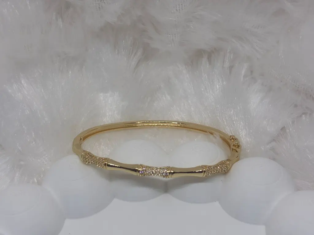 Bamboo designed kada with stones